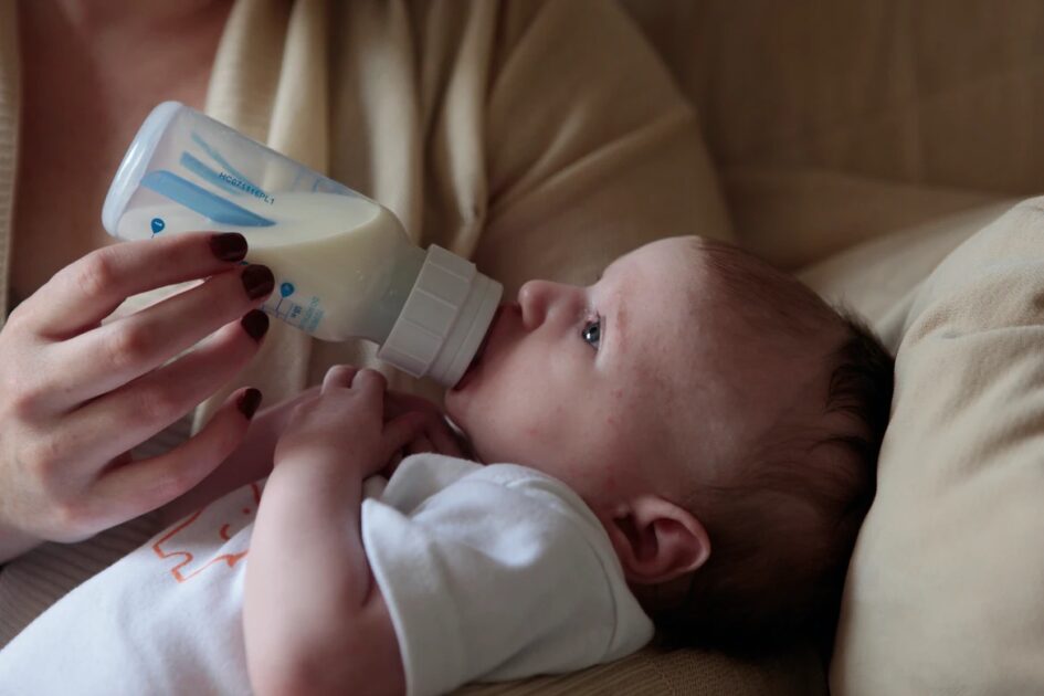 赤ちゃんが哺乳瓶でミルクを飲んでいる