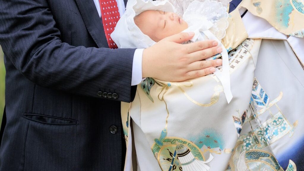 赤ちゃんを抱っこしたお宮参りの写真